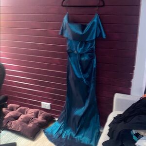 VINCE CAMUTO | Metallic Blue Ruched Off-the-Shoulder Mermaid Gown